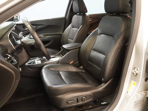 Used 2017 Chevrolet Malibu LT w/ Leather Package FWD image 3