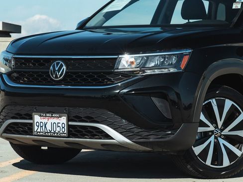 Used 2022 Volkswagen Taos SE image 2