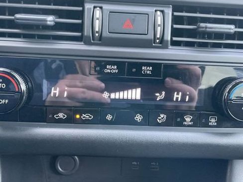 Used 2024 Nissan Pathfinder S image 18