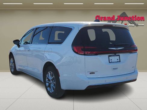 New 2026 Chrysler Pacifica Select image 5