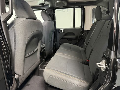 Used 2025 Jeep Wrangler Unlimited Sahara image 24