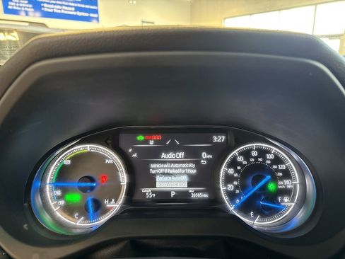 Used 2022 Toyota Venza XLE image 12