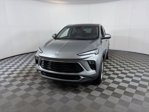 Certified 2024 Buick Encore GX Preferred w/ Comfort Package image 2