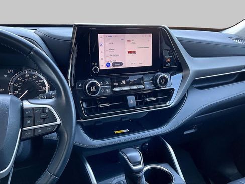 Used 2023 Toyota Highlander XLE AWD/4WD image 7