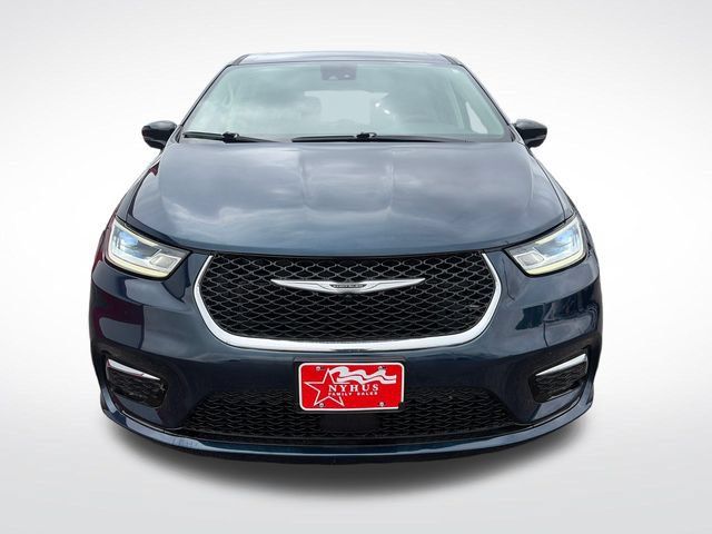 Used 2024 Chrysler Pacifica Touring-L FWD image 2