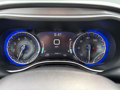 Used 2023 Chrysler Pacifica Touring-L FWD image 16