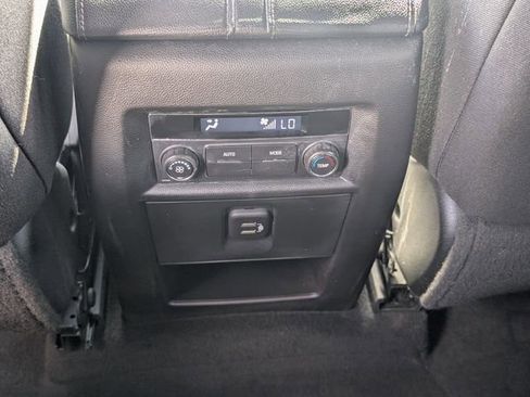 Used 2023 Chevrolet Traverse LT image 13