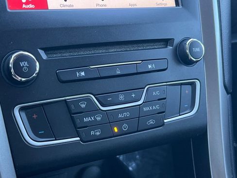 Used 2017 Ford Fusion SE w/ Fusion SE Technology Package image 22