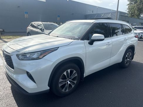 Used 2020 Toyota Highlander XLE AWD/4WD image 3
