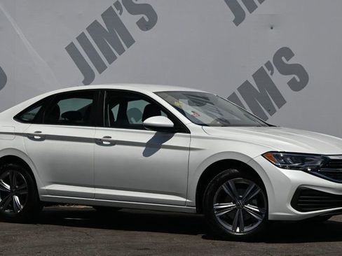 Used 2023 Volkswagen Jetta SE image 3