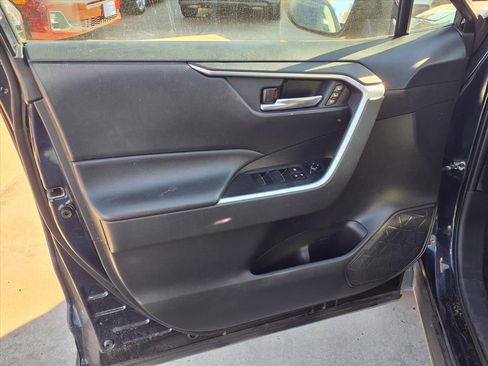 Used 2020 Toyota RAV4 XLE Premium image 17
