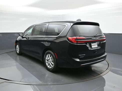 New 2026 Chrysler Pacifica Select image 5