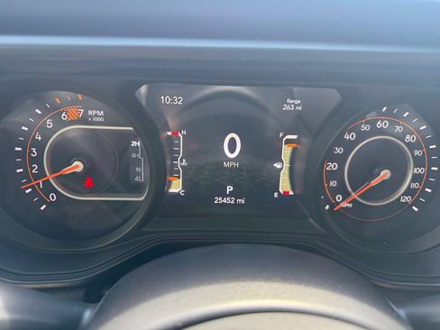 Used 2025 Jeep Wrangler Unlimited Rubicon AWD/4WD image 39