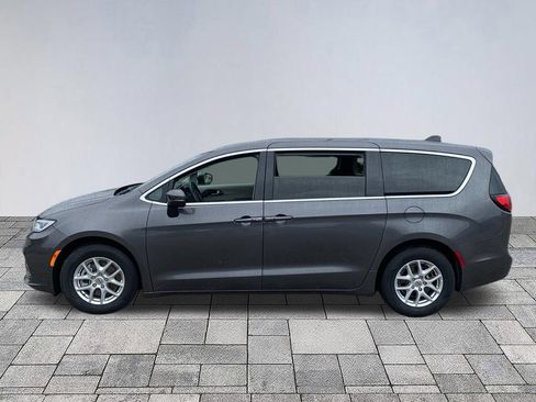 Used 2023 Chrysler Pacifica Touring-L FWD image 4