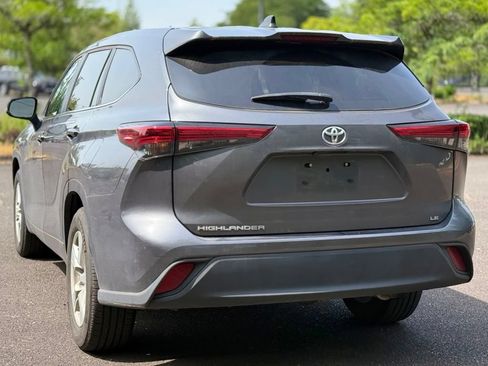 Used 2023 Toyota Highlander LE FWD image 3
