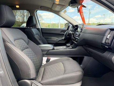 Used 2024 Nissan Pathfinder SV FWD image 10