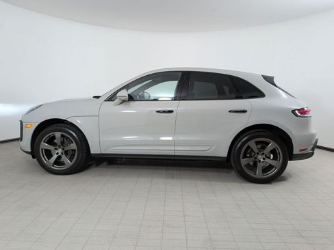 Certified 2025 Porsche Macan AWD/4WD image 2