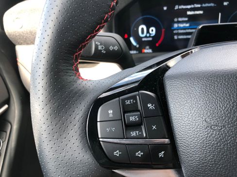 Used 2025 Ford Explorer ST-Line w/ ST-Line Street Pack image 16