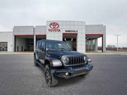 Used 2024 Jeep Wrangler Unlimited w/ Convenience Group AWD/4WD image 1