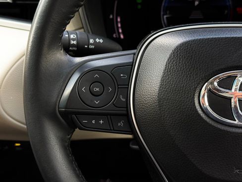 Used 2024 Toyota Corolla Cross XLE w/ Convenience Package image 31