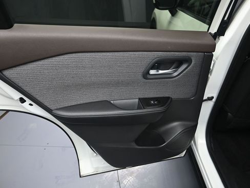 Used 2023 Nissan Rogue SV image 27