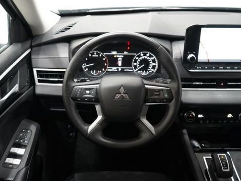Used 2024 Mitsubishi Outlander SE image 12