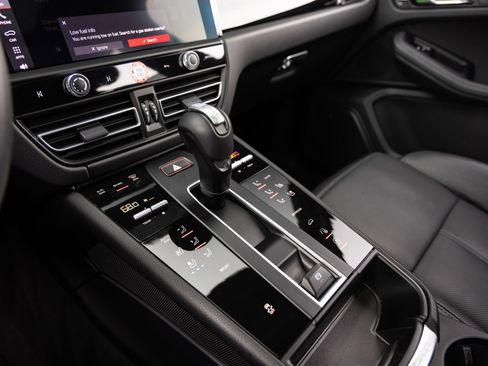 Certified 2025 Porsche Macan AWD/4WD image 17