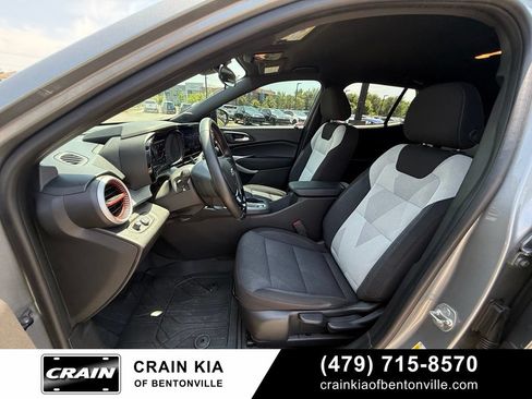 Used 2025 Chevrolet Trax RS FWD image 20