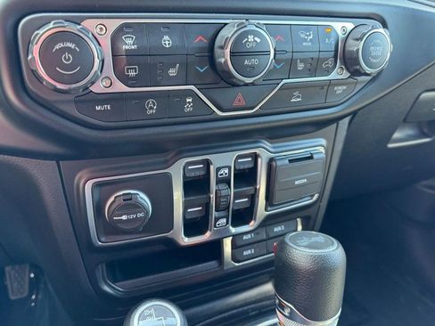 Used 2022 Jeep Wrangler Unlimited Sahara w/ Cold Weather Group AWD/4WD image 18