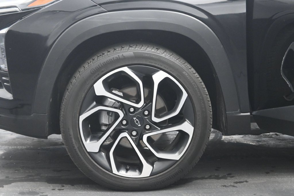 Used 2025 Chevrolet Trax RS w/ Sunroof Package FWD image 27