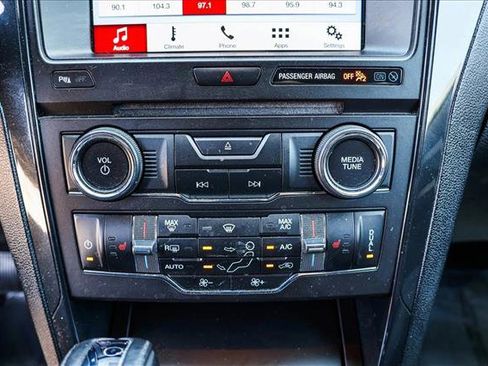 Used 2017 Ford Explorer XLT w/ Equipment Group 201A AWD/4WD image 18