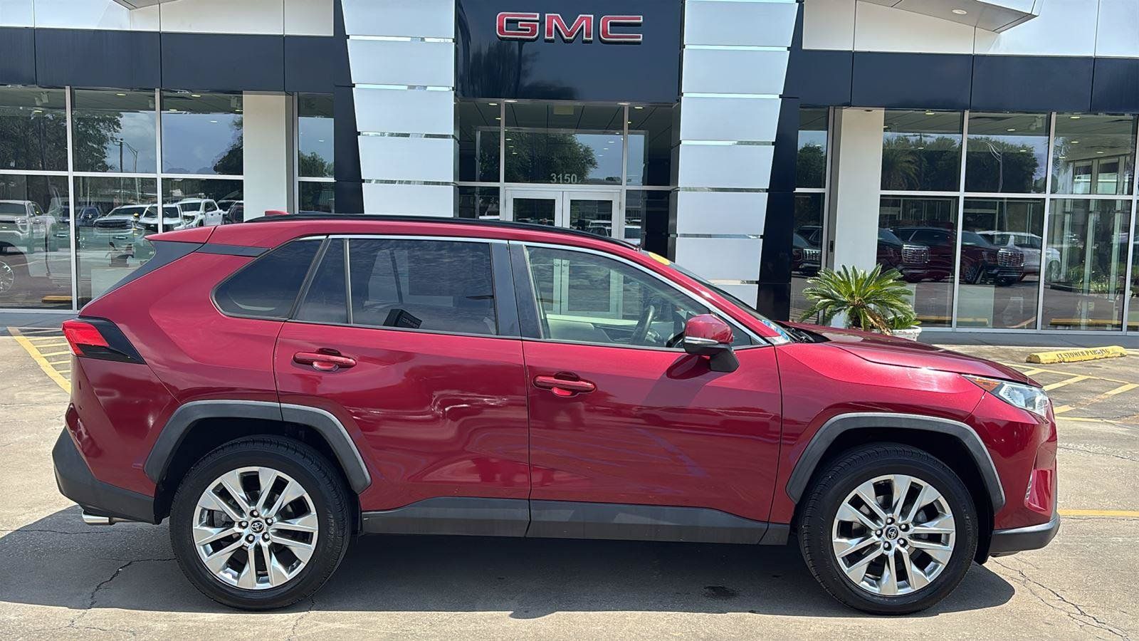 Used 2019 Toyota RAV4 XLE Premium FWD image 8
