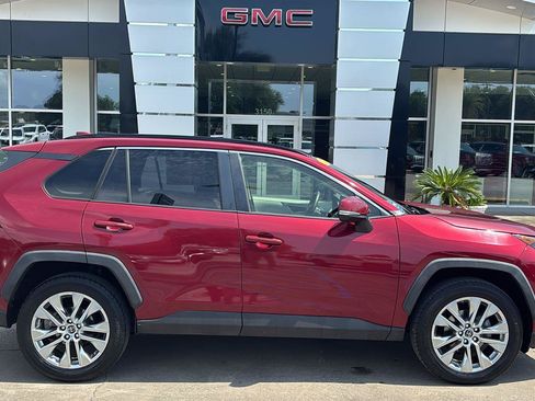 Used 2019 Toyota RAV4 XLE Premium FWD image 8