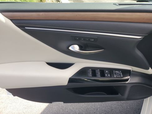 Used 2024 Lexus ES 350 w/ Premium Package image 19