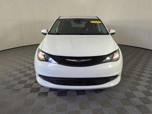 Used 2023 Chrysler Voyager LX image 3