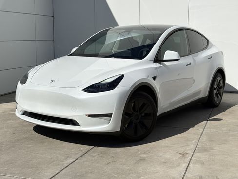 Used 2024 Tesla Model Y Long Range AWD/4WD image 2
