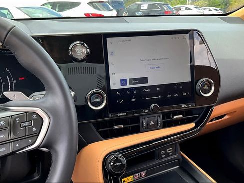 Used 2025 Lexus NX 250 FWD w/ Towing Package (2000 Lbs) image 6