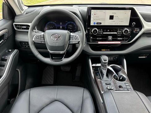New 2026 Toyota Highlander Platinum AWD/4WD image 11
