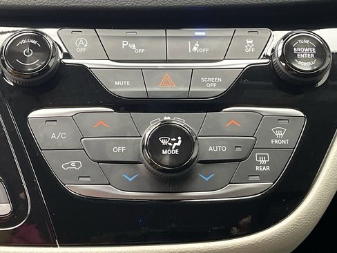 Used 2024 Chrysler Pacifica Touring-L image 22