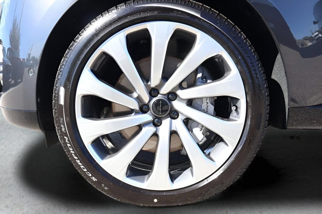 New 2026 Land Rover Range Rover Long Wheelbase SE AWD/4WD image 9