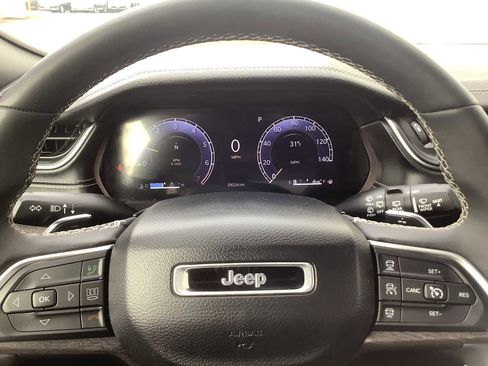 Used 2024 Jeep Grand Cherokee L Limited w/ Luxury Tech Group II image 16