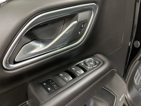 Used 2024 GMC Yukon XL SLT w/ SLT Luxury Package image 12