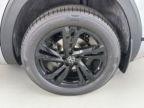 New 2026 Volkswagen Atlas Cross Sport SEL R-Line AWD/4WD image 32