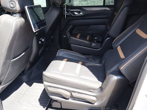 Used 2023 GMC Yukon XL AT4 w/ Technology Package AWD/4WD image 6