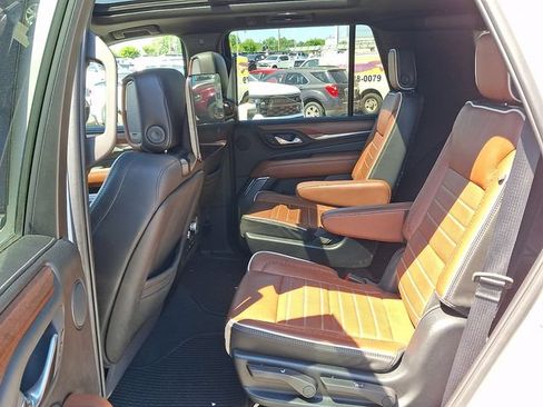 Used 2024 GMC Yukon Denali Ultimate AWD/4WD image 8