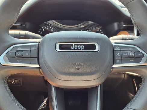 Used 2024 Jeep Compass Limited image 12