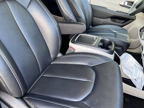 Used 2024 Chrysler Pacifica Touring-L FWD image 7