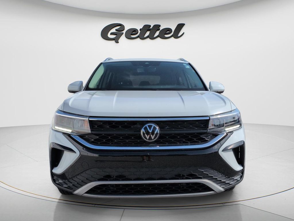 Used 2024 Volkswagen Taos SE FWD image 2