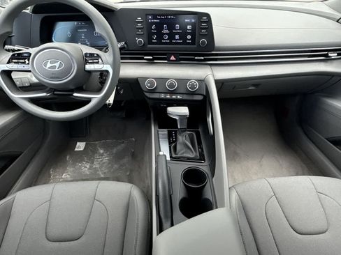 Used 2025 Hyundai Elantra SE FWD image 24