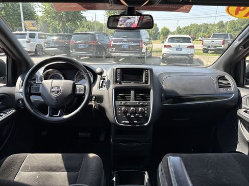 Used 2019 Dodge Grand Caravan SE FWD image 28